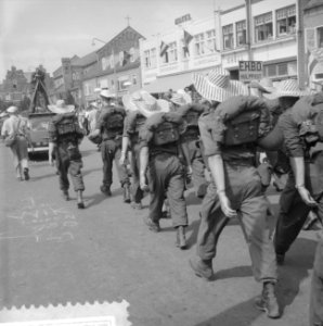 Begin van vierdaagse in Nijmegen, militairen met strooien hoed in plaats van hel, Bestanddeelnr 910-5429