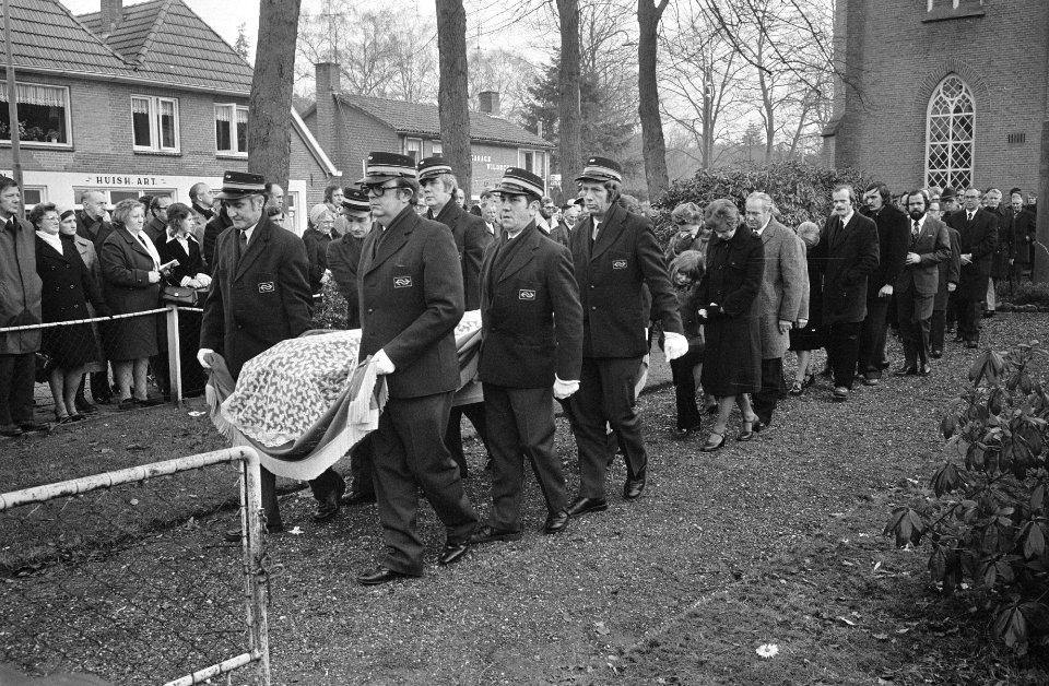 Begrafenis van treinmachinist H. Braam , slachtoffer van kaping trein door Zuid-, Bestanddeelnr 928-3162