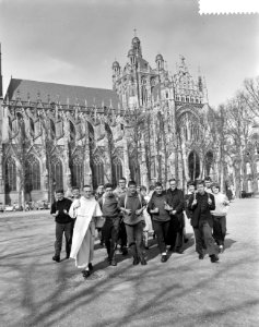 Begin van de voettocht Pax Christi te Den Bosch . De Belgische deelnemers, met, Bestanddeelnr 912-3127