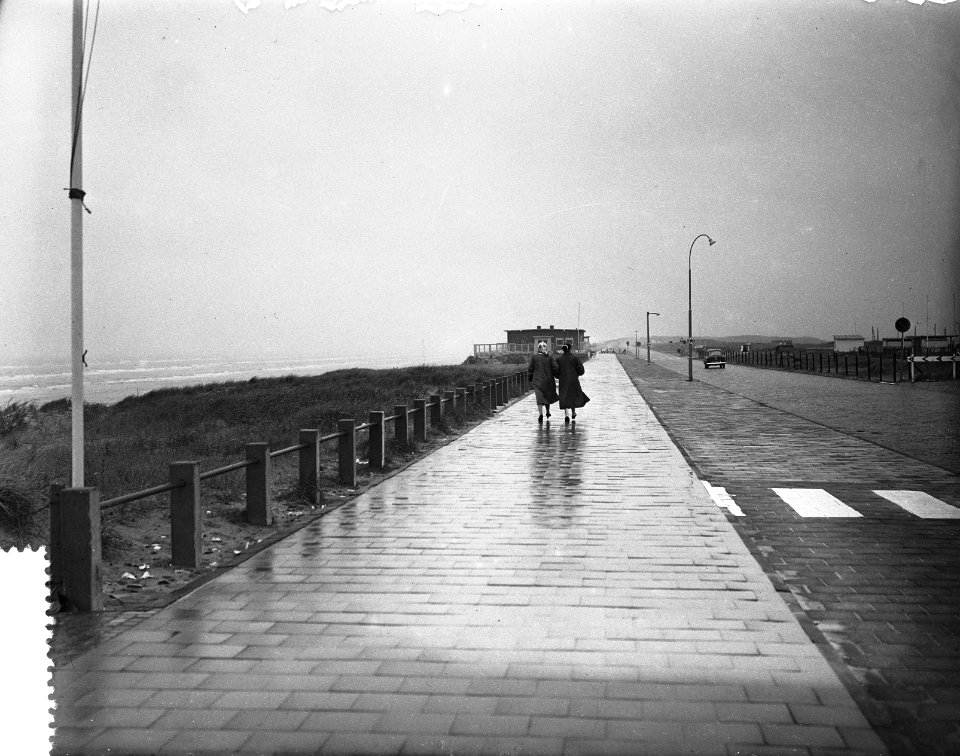 Begin van de zomer aan een kil en verlaten strand Zandvoort, Bestanddeelnr 907-1966