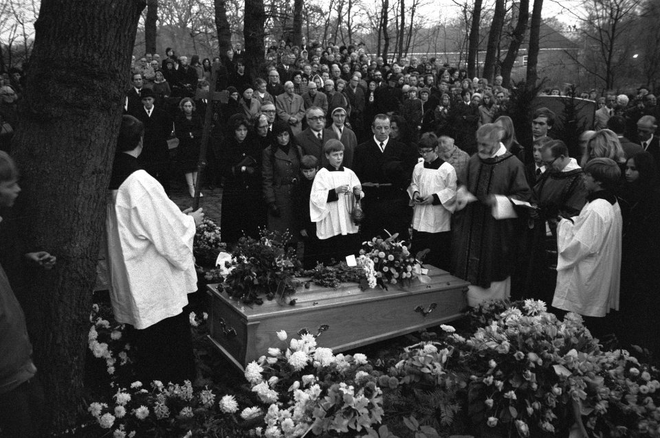 Begrafenis schrijver Godfried Bomans in Bloemendaal, begraafplaats, in midden me, Bestanddeelnr 925-2620