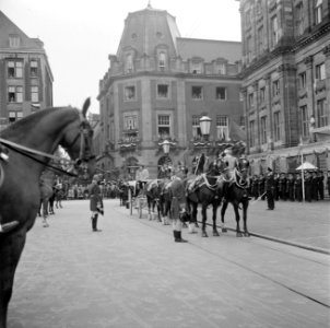 Begin van de eerste rijtoer door Amsterdam van Juliana als nieuwe koningin in de, Bestanddeelnr 255-7183