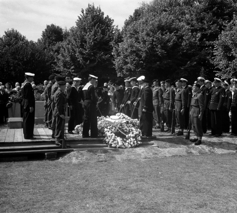 Begrafenis Sergeant Vlieger Van den Akker te Vlaardinge, Bestanddeelnr 904-6865