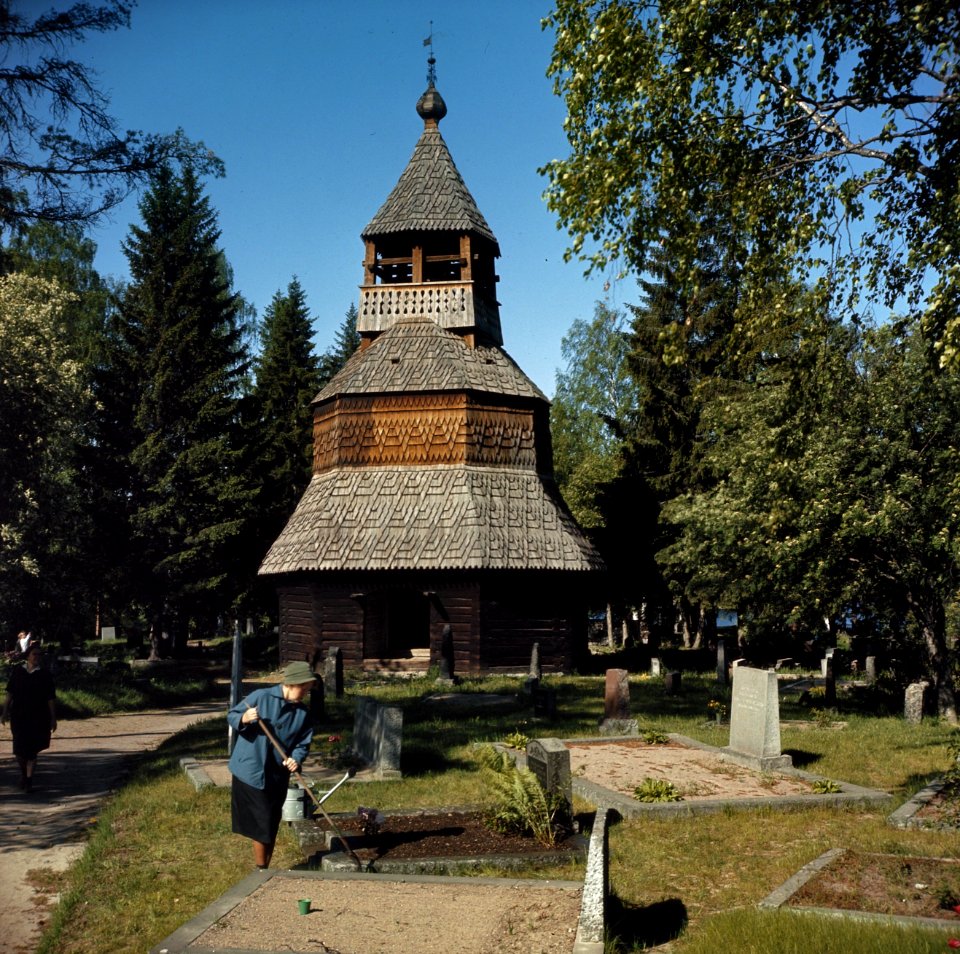 Begraafplaats bij Imatra met heel oud houten torentje met typisch oud fins toren, Bestanddeelnr 254-7437