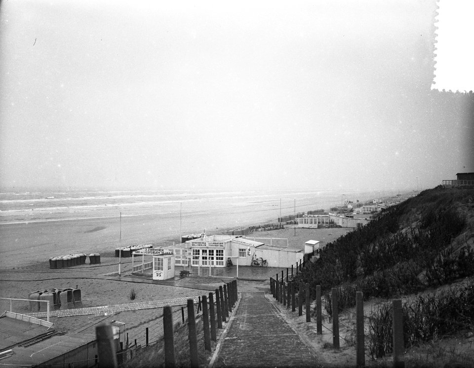 Begin van de zomer aan een kil en verlaten strand Zandvoort, Bestanddeelnr 907-1969
