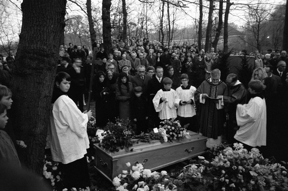 Begrafenis schrijver Godfried Bomans in Bloemendaal, Bestanddeelnr 925-2624