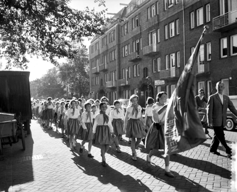 Begin van de avondvierdaagse in Amsterdam, kinderen in de Sarphatistraat, Bestanddeelnr 910-4503