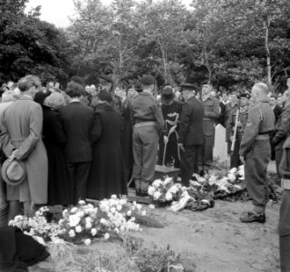 Begrafenis sergeant der Mariniers G. van Dellen in IJmuiden, Bestanddeelnr 904-6394