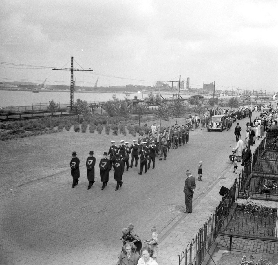 Begrafenis sergeant der Mariniers G. van Dellen in IJmuiden, Bestanddeelnr 904-6393