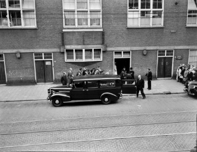 Begrafenis slachtoffers ongeluk ( Beek en Donk ) familie De Wilde , uitdragen ki, Bestanddeelnr 906-7097