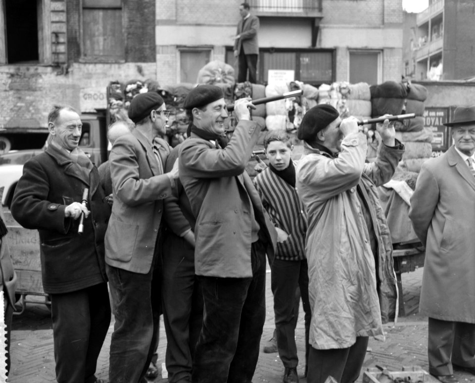 Belangstelling voor verrekijkers op de rommelmarkt op het Waterlooplein te Amste, Bestanddeelnr 912-2235