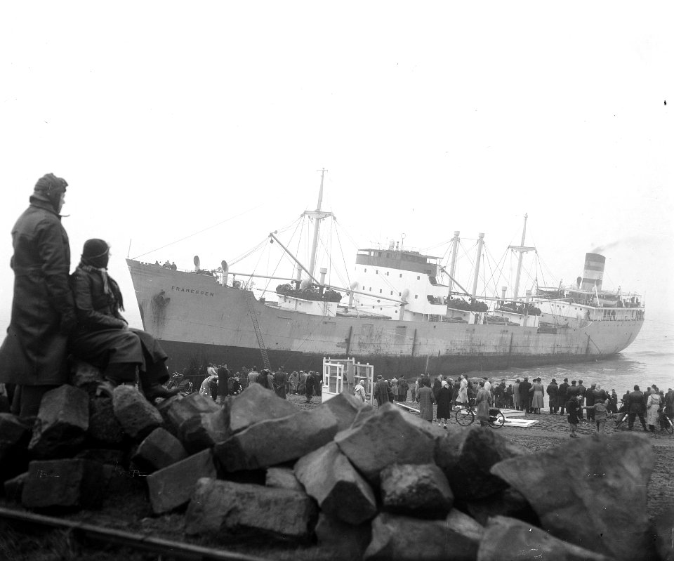 Belangstelling bij gestrand Noors vrachtschip Franeggen bij de Hondsbossche Ze, Bestanddeelnr 904-9117