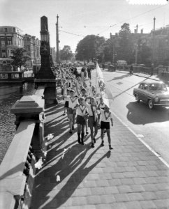 Begin van de avondvierdaagse in Amsterdam, kinderen in de Sarphatistraat, Bestanddeelnr 910-4504