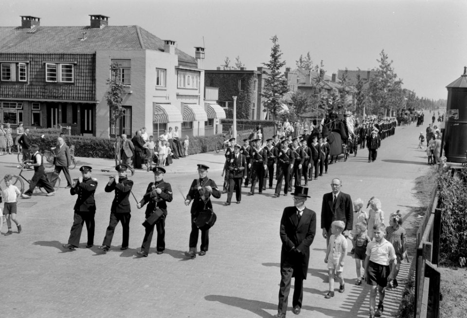Begrafenis te Dordrecht sergeant vliegtuigtelegrafist Bolleurs. Op weg naar begr, Bestanddeelnr 902-8744