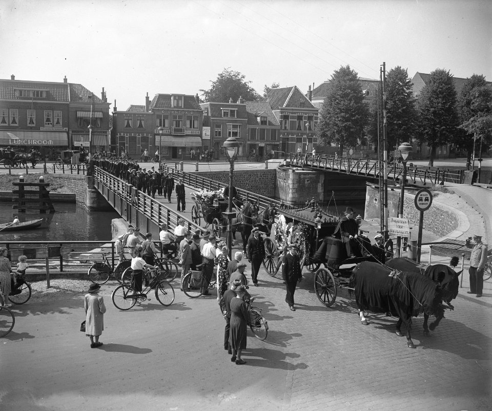 Begrafenis te Zwolle sergeant-vlieger J. Van Donkelaar Stoet in Zwolle, Bestanddeelnr 902-8747