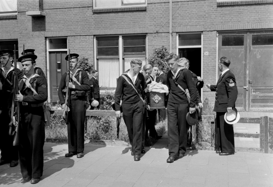 Begrafenis te Dordrecht sergeant vliegtuigtelegrafist Bolleurs., Bestanddeelnr 902-8742