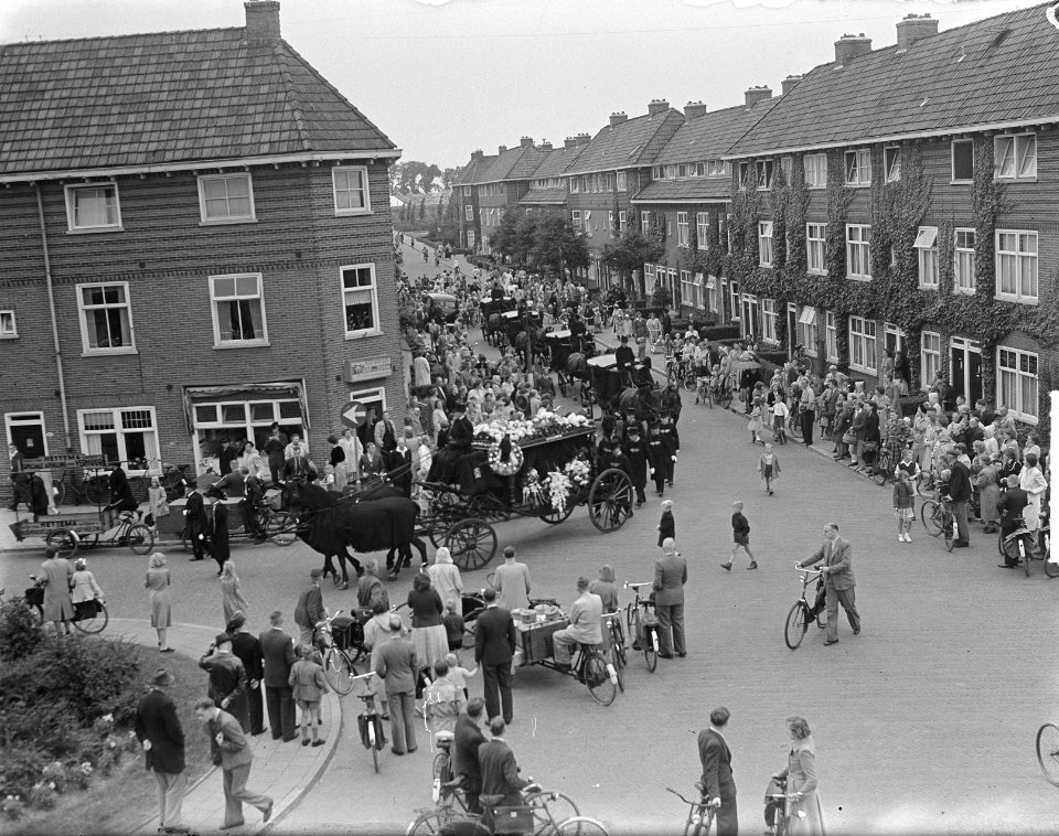 Begrafenisstoet Klaas en Reini Hoeve te Groningen, Bestanddeelnr 904-1350