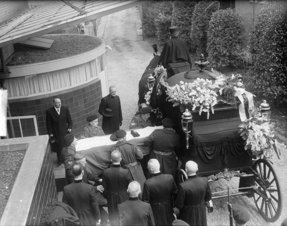 Begrafenis Kapitein der Mariniers J.H.M. Graaff te Rotterdam, Bestanddeelnr 904-4383