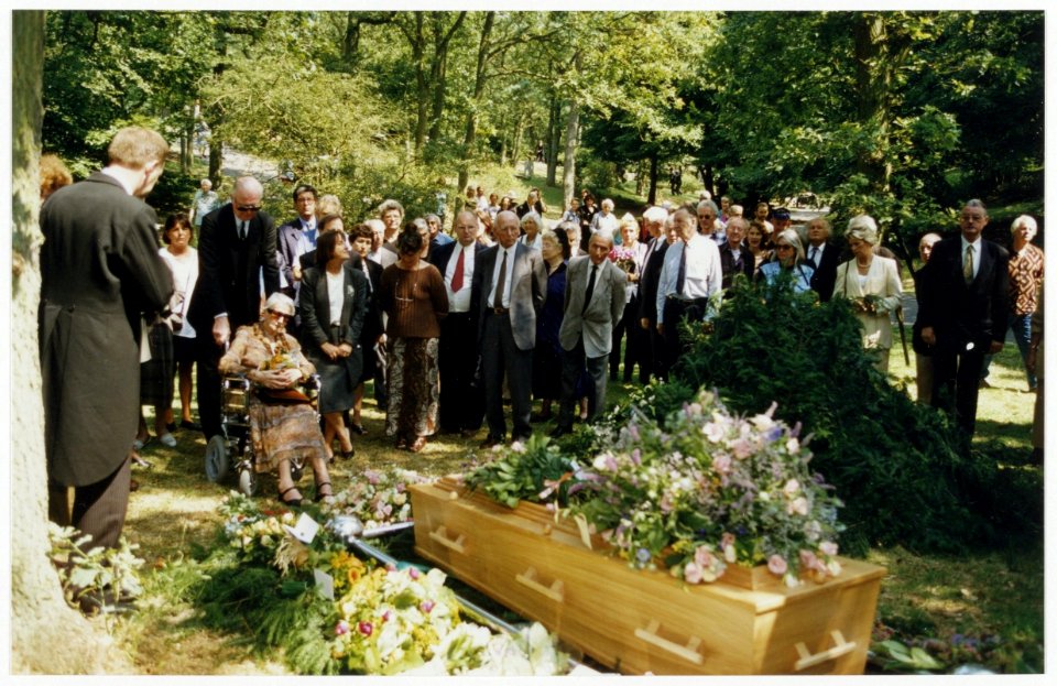Begrafenis van kunstenaar Kees Verwey. Charlotte van Pallandt- in rolstoel- spreekt op de begraafplaats Westerveld. NL-HlmNHA 54036067