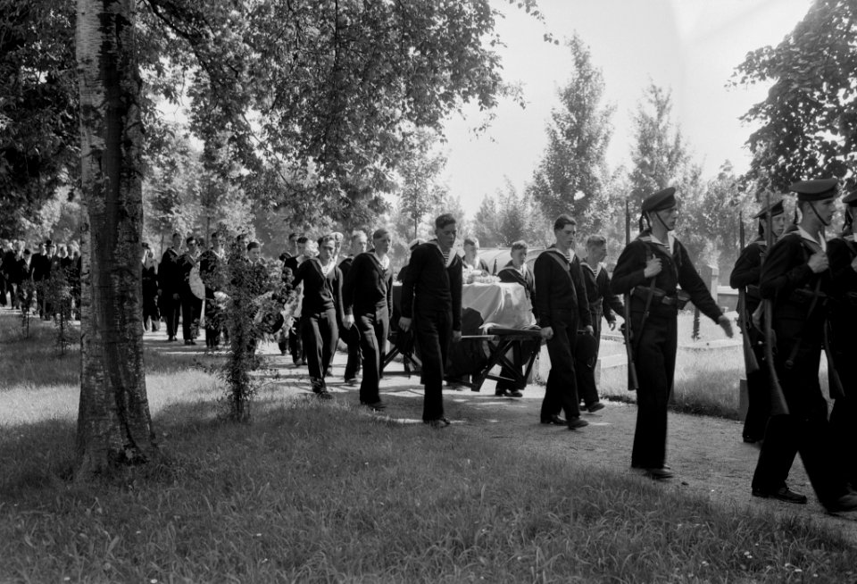 Begrafenis te Dordrecht sergeant vliegtuigtelegrafist Bolleurs. Op de begraafpla, Bestanddeelnr 902-8745