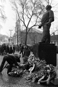 Belangstellenden leggen bloemen, Bestanddeelnr 929-0466