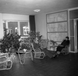 Bejaarde man en vrouw zitten in een zitje met rotan stoelen, Bestanddeelnr 252-9120