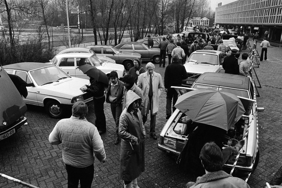 Belangstellenden bekijken autos, Bestanddeelnr 932-5501