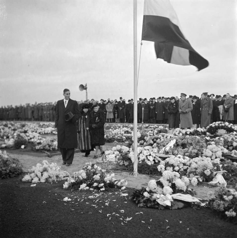 Begrafenis illegale strijders in Overveen, Koningin Wilhelmina eert de gevallene, Bestanddeelnr 901-1489