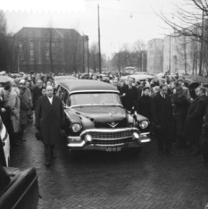 Begrafenis van de toneelspeler Cees Laseur te Oegstgeest naast de lijkwagen link, Bestanddeelnr 910-9168