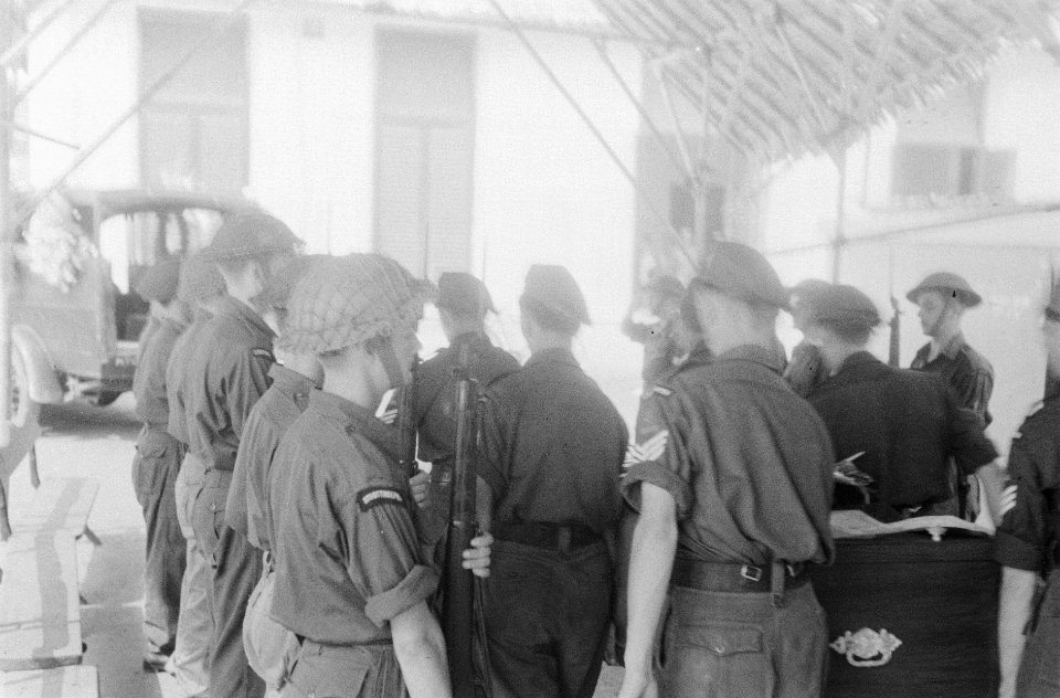Begrafenis van …. Militairen van het regiment Stoottroepen dragen de kist, Bestanddeelnr 40-1-1