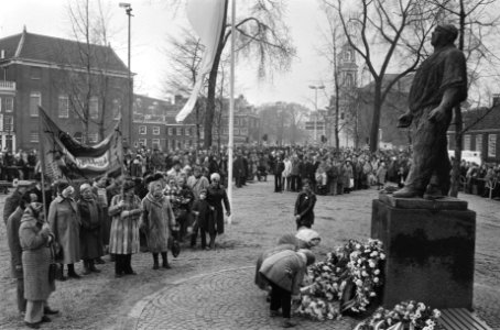 Belangstellenden leggen bloemen bij het monument, Bestanddeelnr 930-1358