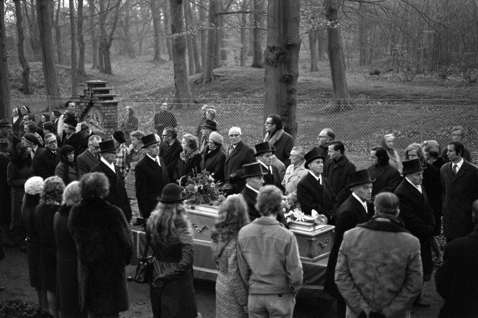 Begrafenis schrijver Godfried Bomans in Bloemendaal, Bestanddeelnr 925-2627