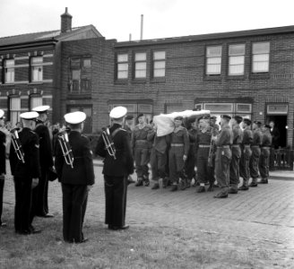 Begrafenis sergeant der Mariniers G. van Dellen in IJmuiden, Bestanddeelnr 904-6395