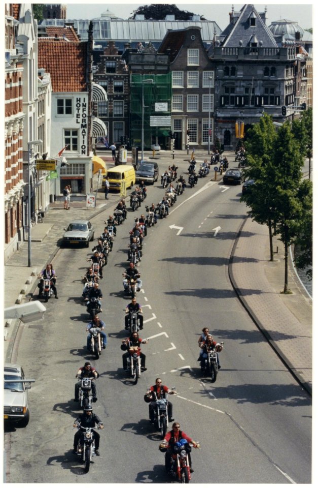 Begrafenis van Hells Angel, André Brown. Ovezicht van de stoet motoren op het Spaarne op weg naar de Noorder Begraafplaats