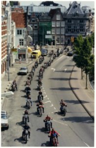 Begrafenis van Hells Angel, André Brown. Ovezicht van de stoet motoren op het Spaarne op weg naar de Noorder Begraafplaats