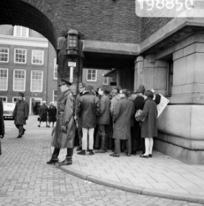 Belangstelling bij stadhuis, behandeling bankgebouw in de raad te Amsterdam, Bestanddeelnr 919-8850