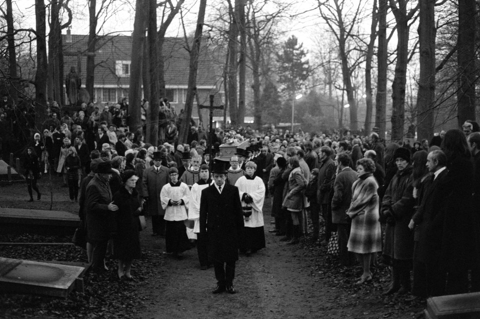 Begrafenis schrijver Godfried Bomans in Bloemendaal, Bestanddeelnr 925-2628