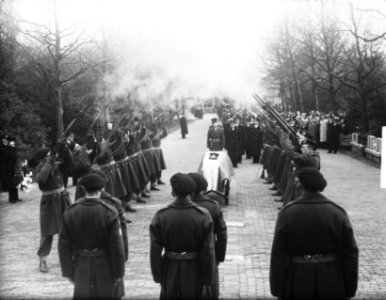 Begrafenis Kapitein der Mariniers J.H.M. Graaff te Rotterdam, Bestanddeelnr 904-4380
