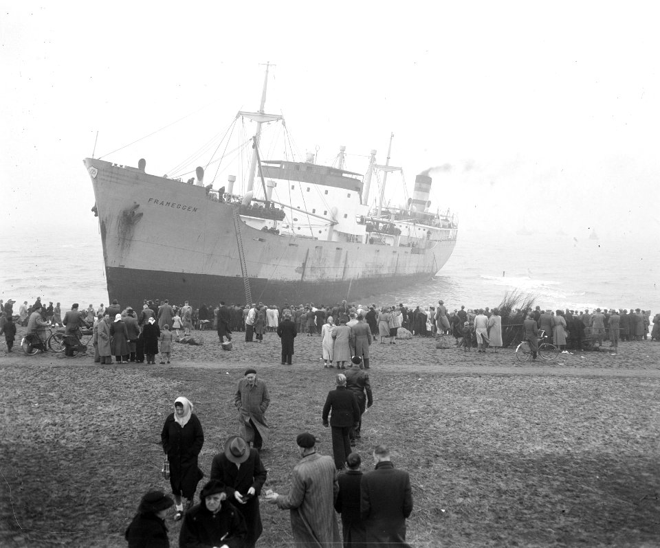 Belangstelling bij gestrand Noors vrachtschip Franeggen bij de Hondsbossche Ze, Bestanddeelnr 904-9118