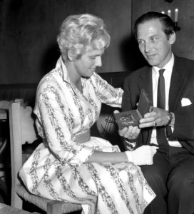 Bekroning voor Amsterdamse film. Mevrouw en meneer Reinier Meyer met medaille, Bestanddeelnr 912-6465