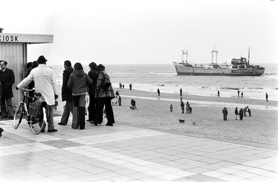 Belangstellenden op strand in Scheveningen kijken naar gestrande coaster, Bestanddeelnr 927-6597