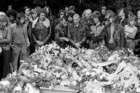 Begrafenis lid van Hells Angels op Nieuwe Oosterbegraafplaats in Amsterdam, Bestanddeelnr 927-2851