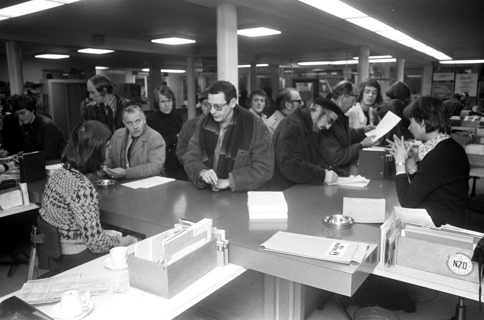 Belangstellenden aan het loket, Bestanddeelnr 926-9064