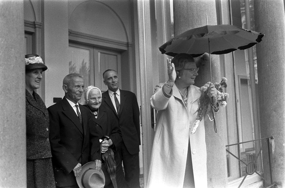 Bejaarden defile op Soestdijk, koningin Juliana samen met mevrouw J. Scheuter Sc, Bestanddeelnr 919-3023