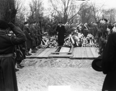 Begrafenis Kapitein der Mariniers J.H.M. Graaff te Rotterdam, Bestanddeelnr 904-4381