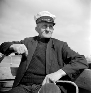 Bejaarde schipper aan het roer van zijn boot, Bestanddeelnr 191-0701 photo