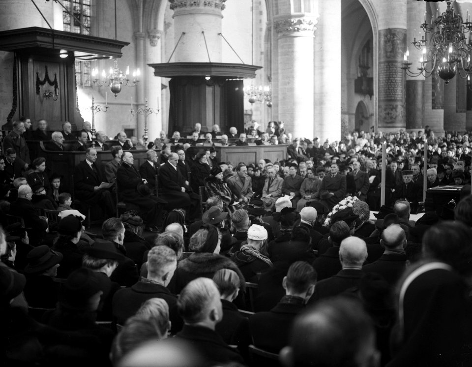 Begrafenis illegale strijders in Haarlem. Overzicht kerk, Bestanddeelnr 901-1474
