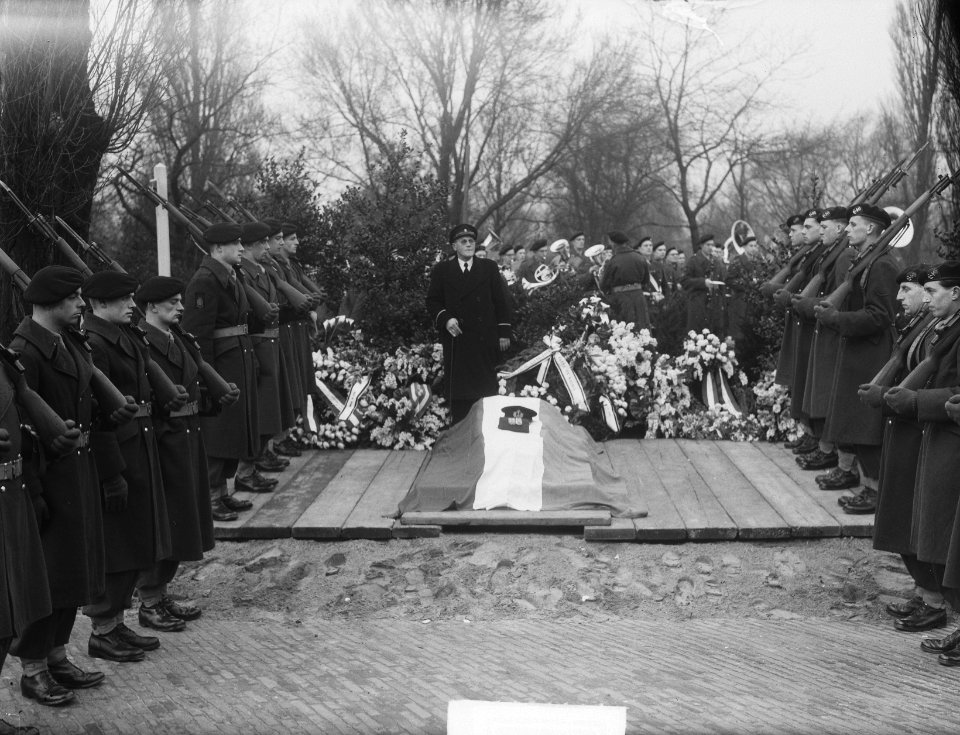 Begrafenis Kapitein der Mariniers J.H.M. Graaff te Rotterdam, Bestanddeelnr 904-4382