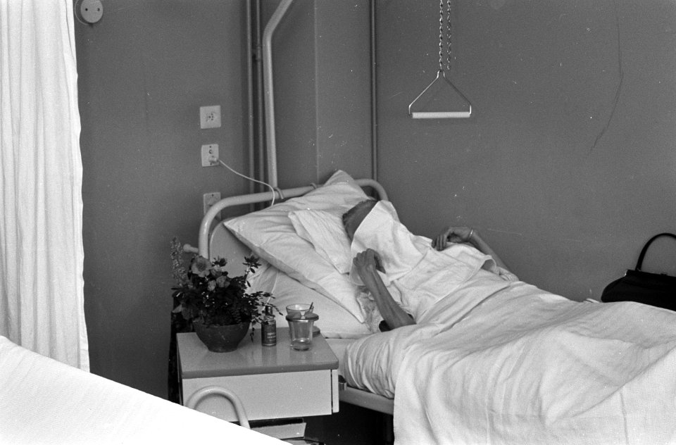 Bejaarde vrouw in ziekbed, Bestanddeelnr 922-1053