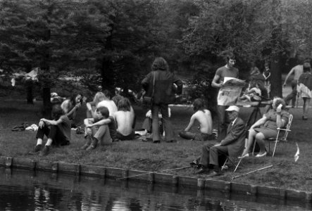Bejaarde visser omringd door hippies in het Vondelpark in Amsterdam, Bestanddeelnr 925-6945